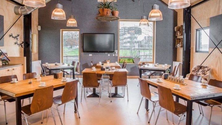 Broedkamer met zes tafels